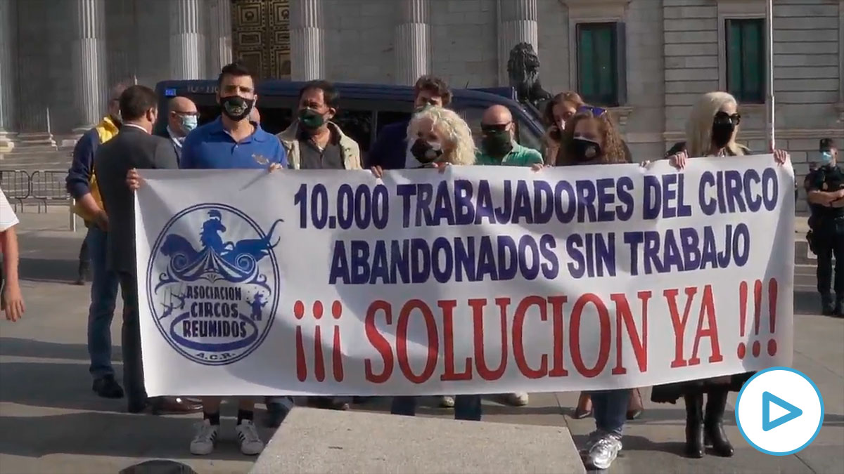 Integrantes de la asociación Circos Reunidos sostienen una pancarta como signo de protesta durante una manifestación convocada frente al Congreso de los Diputados para protestar por la situación del sector circense en España. Foto: EP