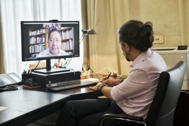 Pablo Iglesias reunido por videoconferencia con Luis Arce. 