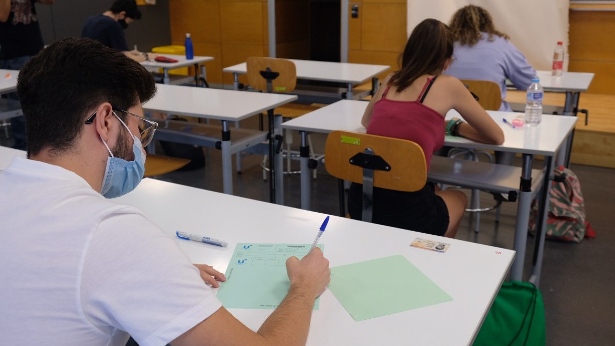 Estudiantes se examinan de la antigua Selectividad de septiembre en la Universidad de Sevilla. Foto: EP