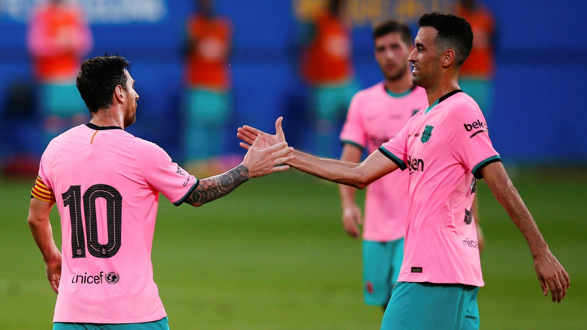 Messi celebra con Busquets uno de los goles frente al Girona. (EFE)