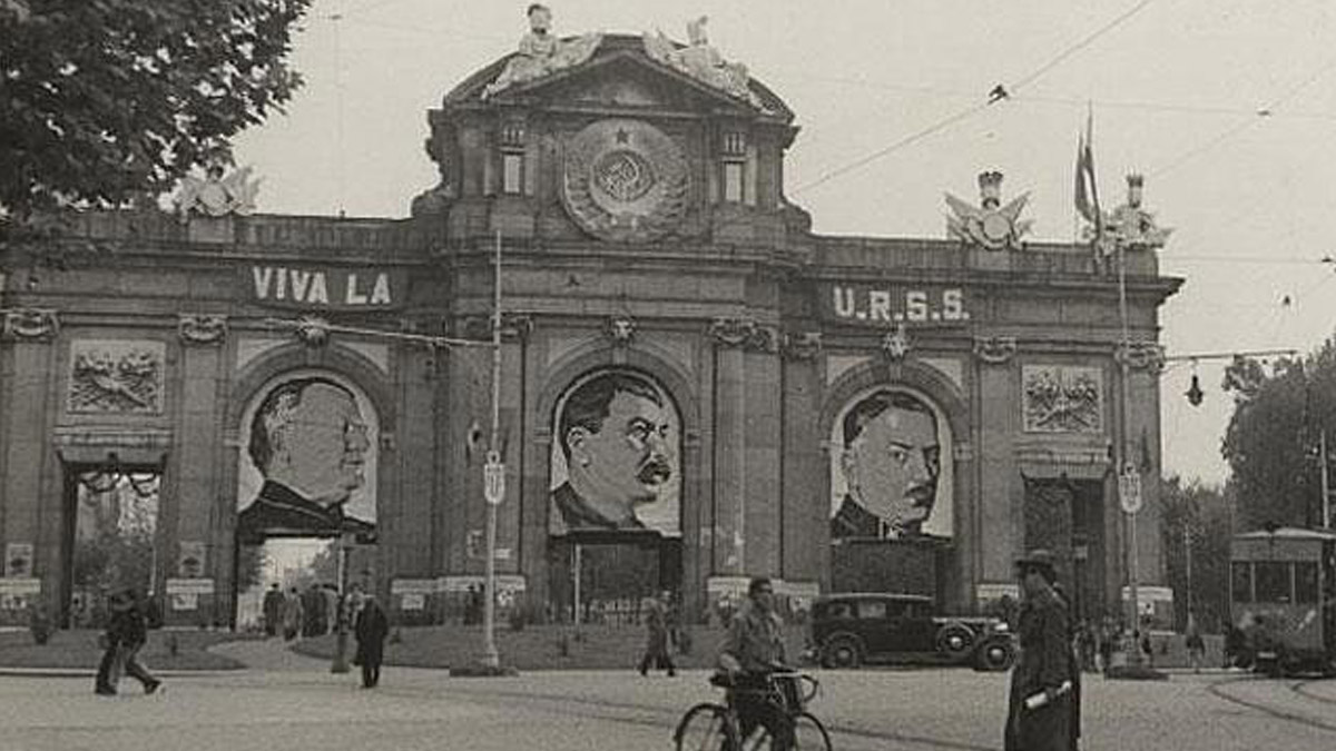 Imagen de la Puerta de Alcalá en 1936 con el retrato de Stalin.