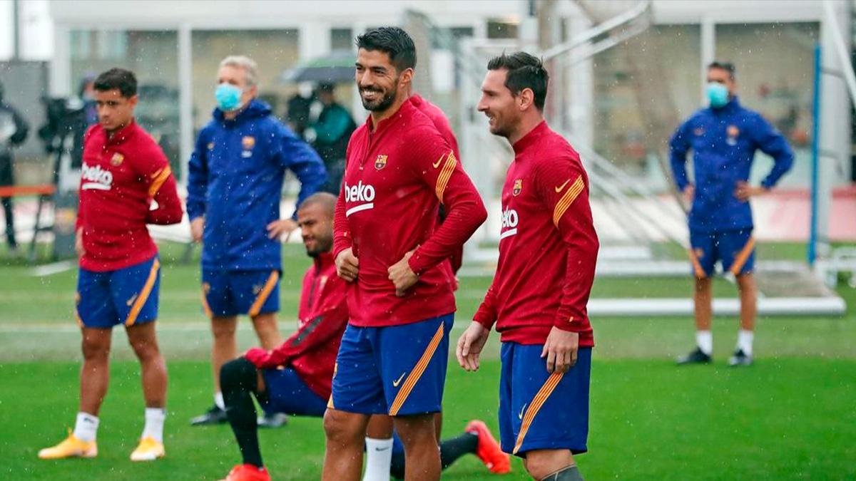 Messi sólo sonríe con Luis Suárez.