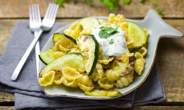 Receta de pasta con calabacín y queso feta