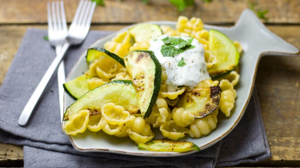 Pasta con calabacín y queso feta