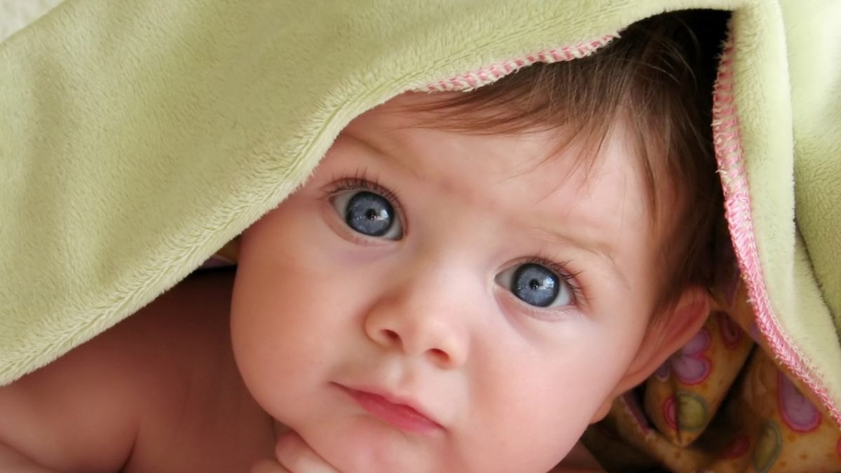 Bebé con ojos azules
