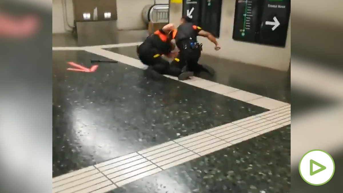 Dos vigilantes del metro de Barcelona a guantazo limpio