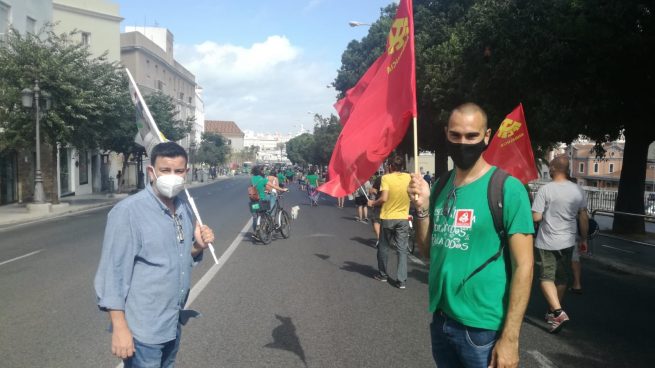 IU Cádiz con banderas comunistas.