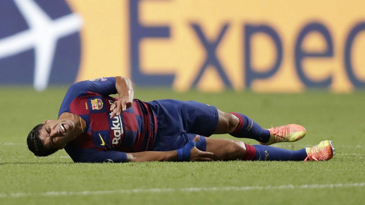 Luis Suárez se duele durante un partido. (AFP)