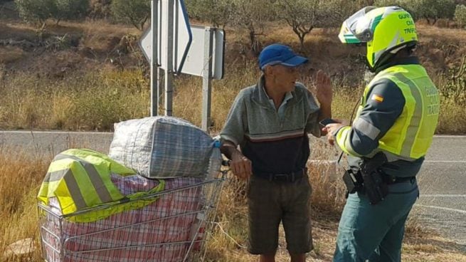 Un Guardia Civil ve a un mendigo en la carretera, va a un supermercado y le regala alimentos