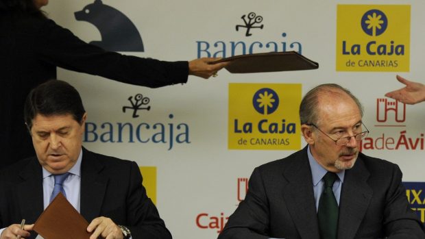 Rato y Olivas durante el anuncio de la fusión de Bancaja y Caja Madrid.