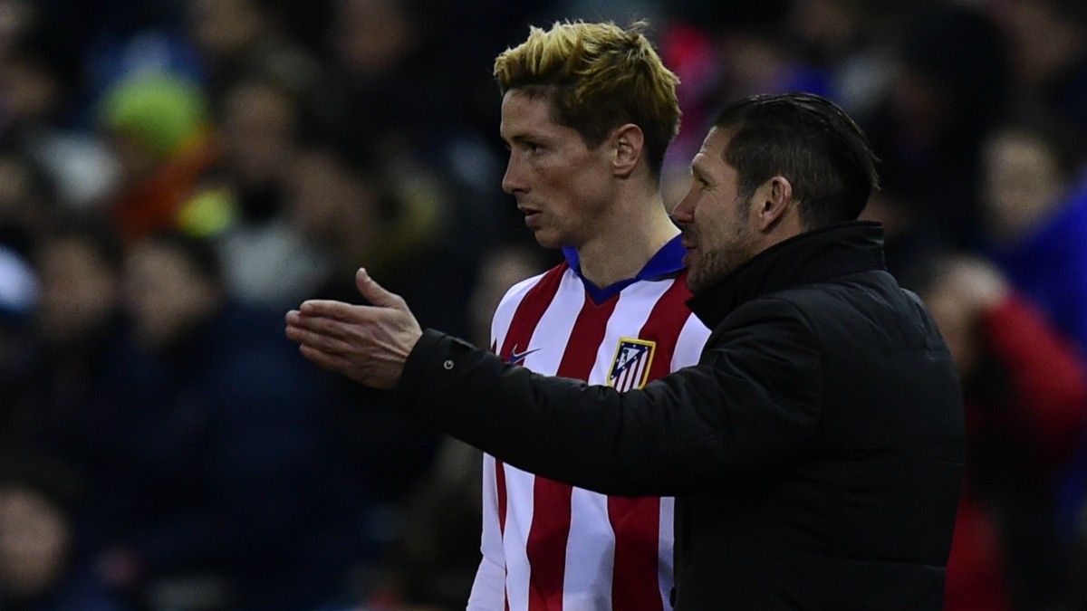 Simeone da instrucciones a Torres antes de saltar al campo. (AFP)