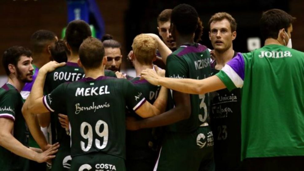 Los jugadores de Unicaja durante un partido. (Foto: unicajabaloncesto.com)