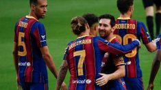 Messi y Griezmann celebran el gol del francés en el Barcelona-Elche del Trofeo Joan Gamper. (EFE)
