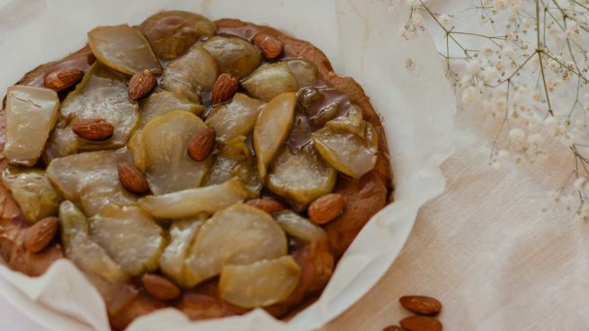 Tarta crujiente de pera