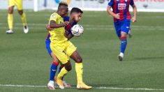 Samu Chukwueze pelea un balón durante el Villarreal-Eibar. (EFE)