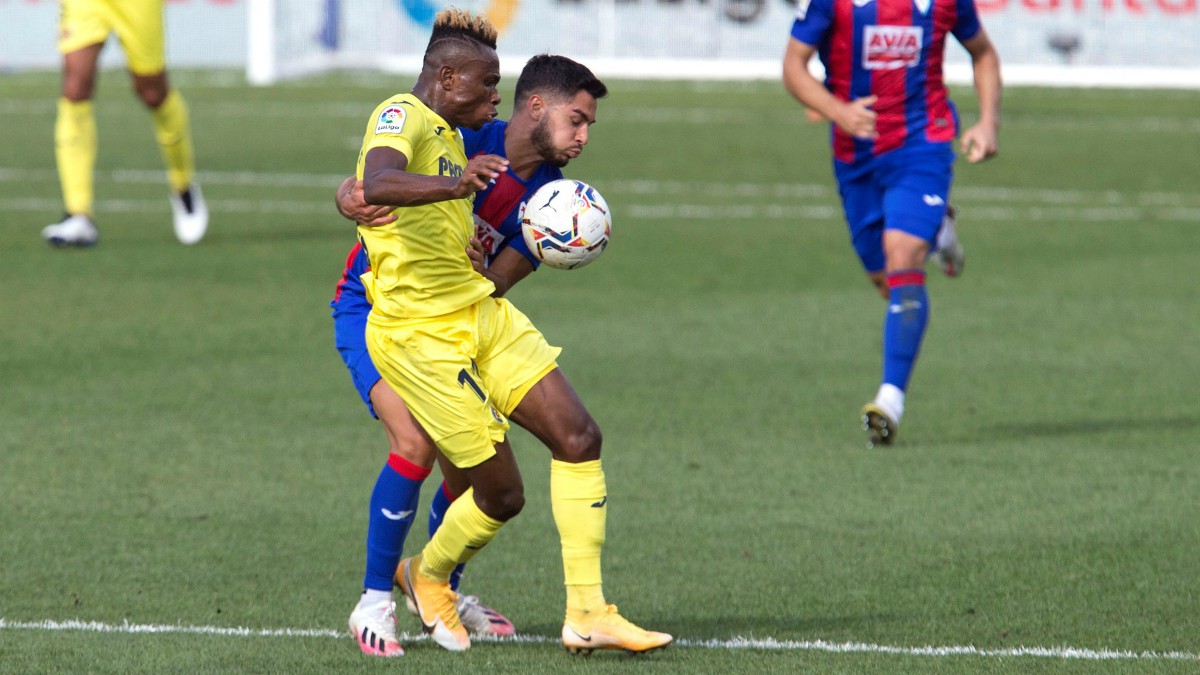 Samu Chukwueze pelea un balón durante el Villarreal-Eibar. (EFE)