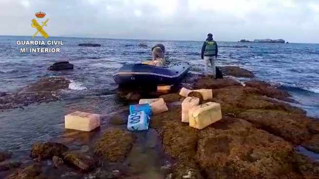Vecinos de Ceuta dan aviso a la Guardia Civil de media tonelada de hachís flotando frente a la playa