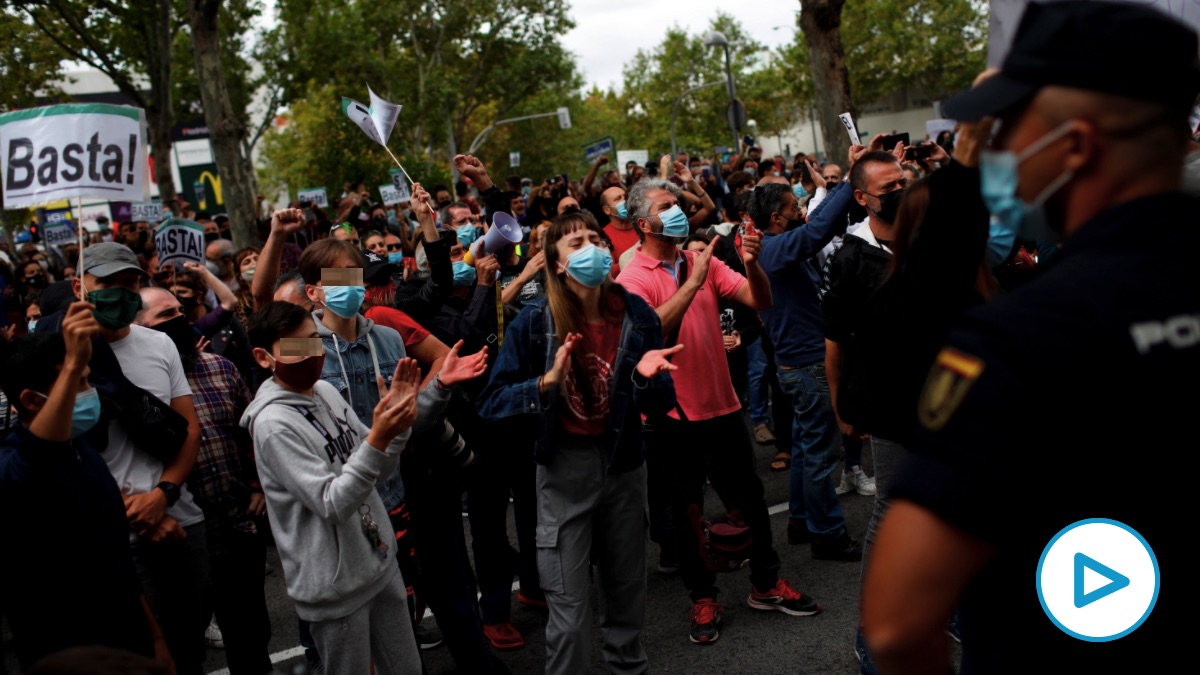Manifestantes contra Isabel Díaz Ayuso en Puente de Vallecas. (Foto: EFE)