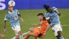 Esta acción entre Manu Vallejo y Aidoo es una de las señaladas por el Valencia. (AFP)