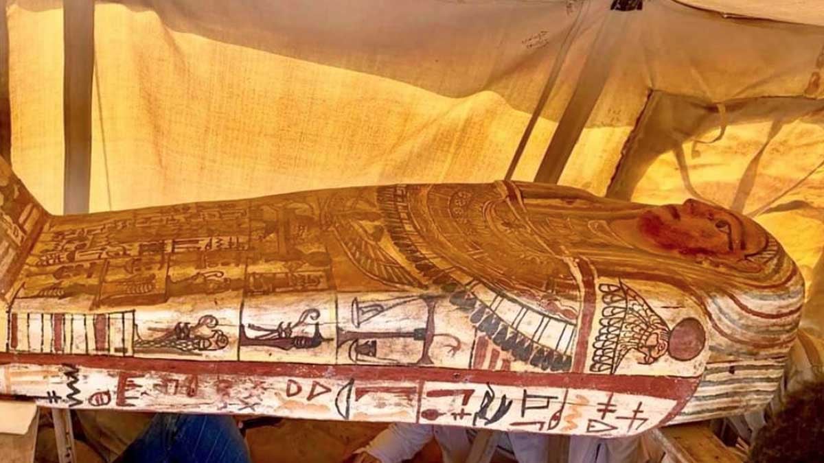 Uno de los sarcófagos descubiertos en la zona de Saqqara, ubicada cerca de las pirámides de Giza, en El Cairo (Egipto). Foto: Twitter