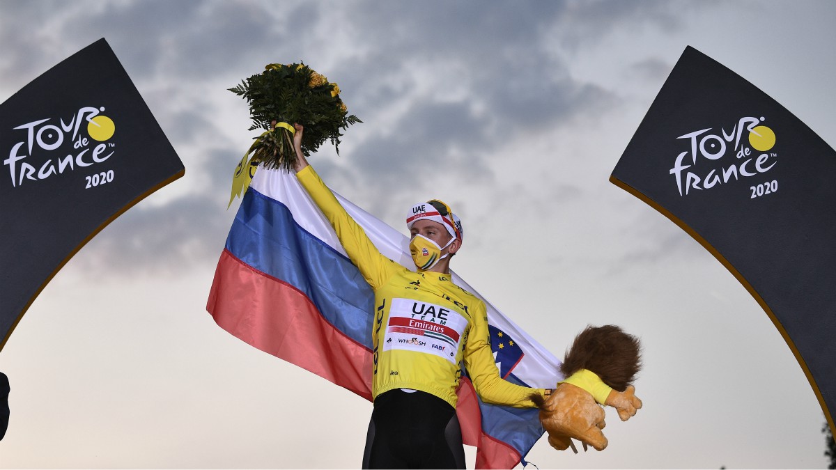 Tadej Pogacar, en el podio de París. (AFP)