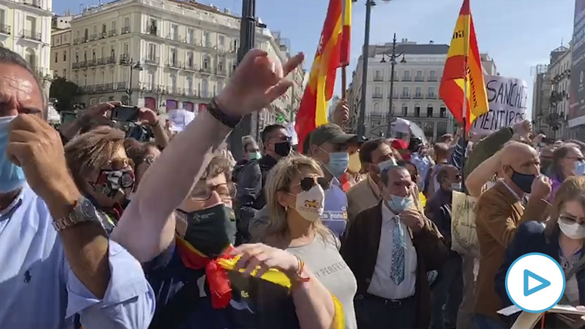 Abucheos contra Pedro Sánchez en la Puerta del Sol a su llegada para la reunión con Isabel Díaz Ayuso.