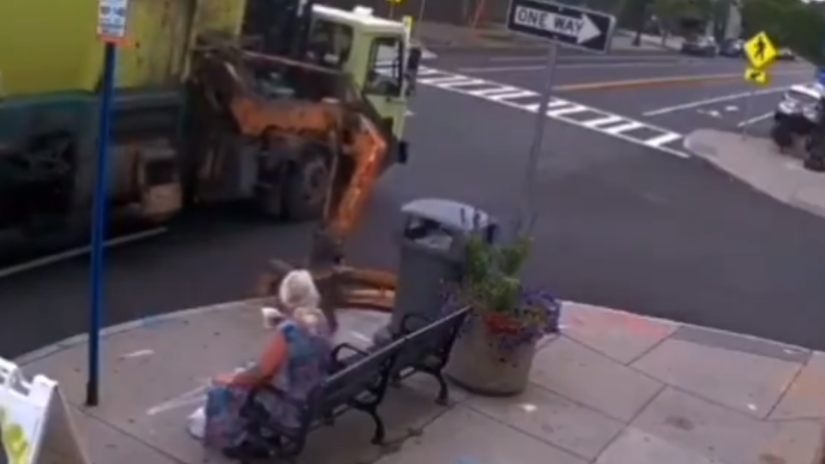 Twitter: Un camión de la basura hace saltar a una abuela por los aires por error