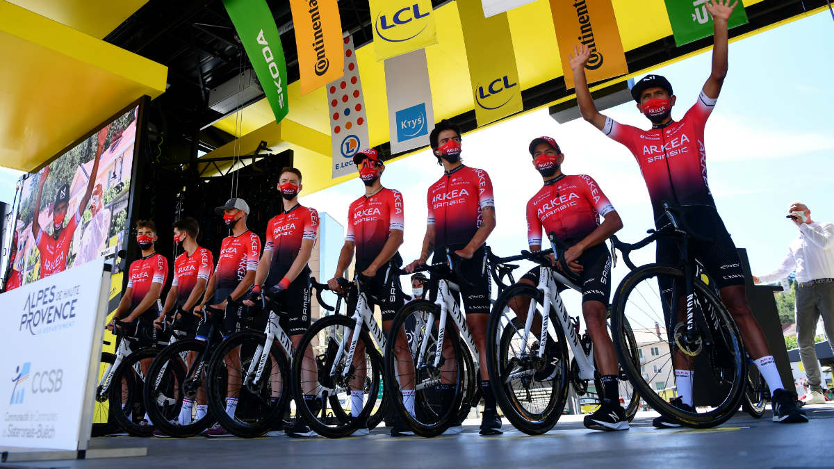 Los ciclistas del Arkéa en el Tour de Francia. (AFP)