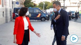 La presidenta de la Comunidad de Madrid, Isabel Díaz Ayuso, recibe este lunes al presidente del Gobierno, Pedro Sánchez, a las puertas de la sede del Gobierno regional, en Madrid. foto: EFE
