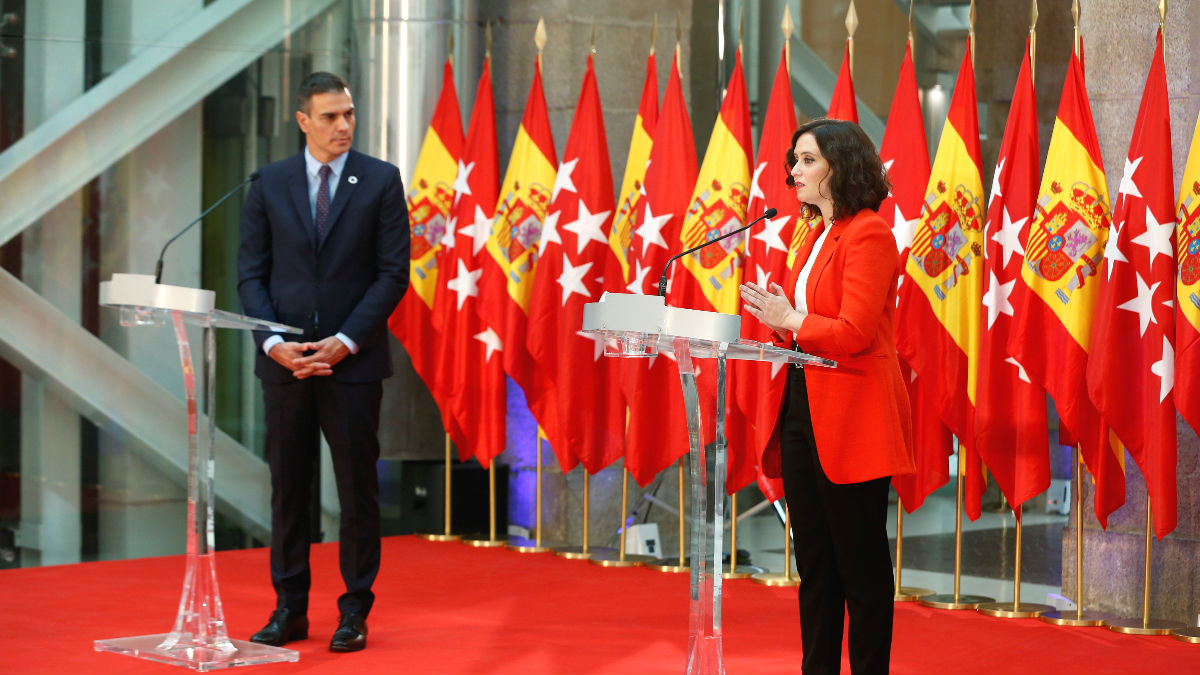 La presidenta de la Comunidad de Madrid, Isabel Díaz Ayuso, y el jefe del Gobierno, Pedro Sánchez, comparecen ante los medios tras la reunión mantenida este lunes. (Foto: Efe)