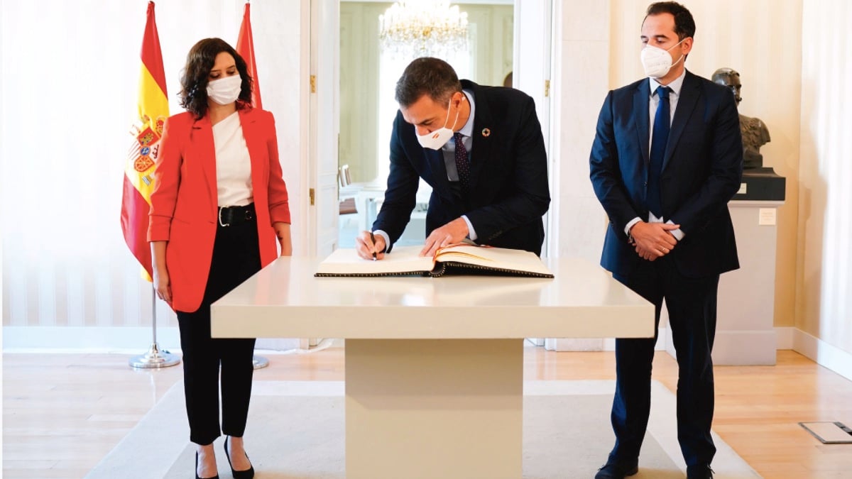 Pedro Sánchez junto a Isabel Díaz Ayuso e Ignacio Aguado. (Foto: Comunidad)