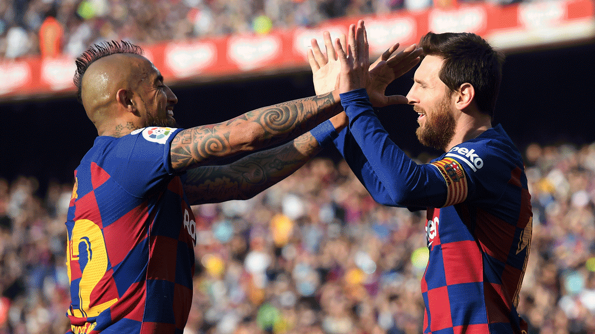 Arturo Vidal y Leo Messi celebran un gol la pasada temporada (AFP)