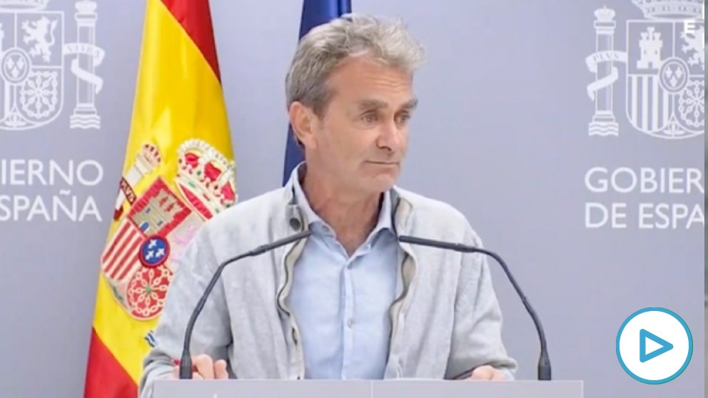 Fernando Simón reaparece ante la prensa en el Ministerio de Sanidad tras grabar su ‘Planeta Calleja’.