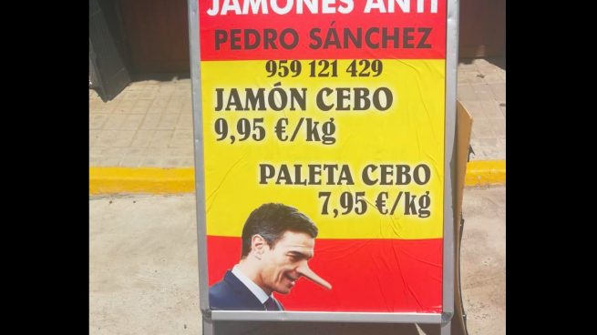 Un comerciante saca los jamones Anti-Pedro Sánchez ¡y el alcalde socialista del pueblo le denuncia!