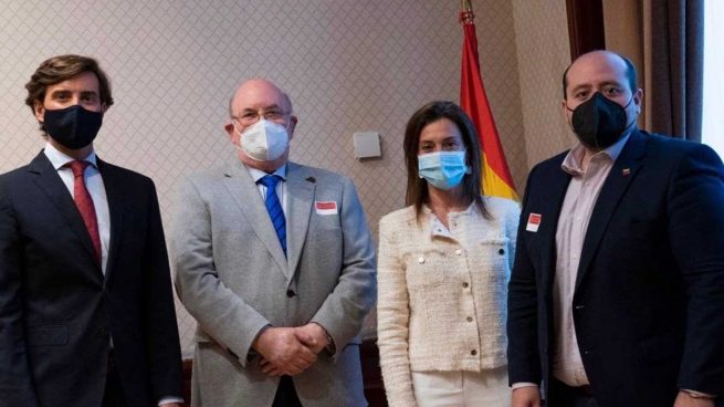 El vicesecretario de Comunicación del PP, Pablo Montesinos y la vicesecretaria de Internacional, Valentina Martínez Ferro, se reúnen con Antonio Ecarri, nombrado embajador en España por el presidente encargado de Venezuela, Juan Guaidó. Foto: EP