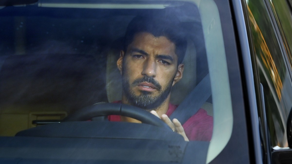 Luis Suárez, saliendo de un entrenamiento del FC Barcelona (AFP).