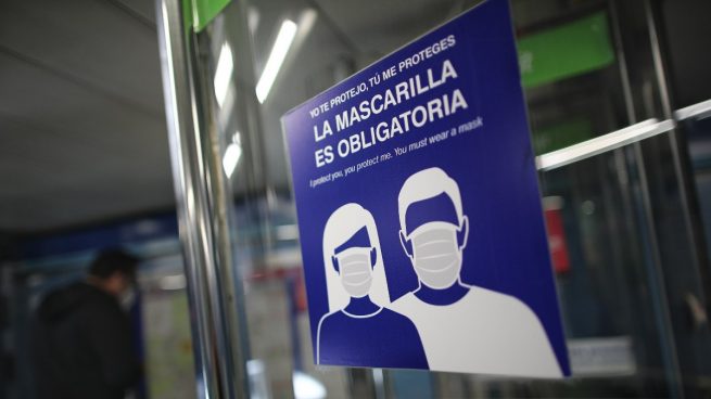 Cartel sobre la obligatoriedad de la mascarilla en el metro de Puente de Vallecas. Foto: EP
