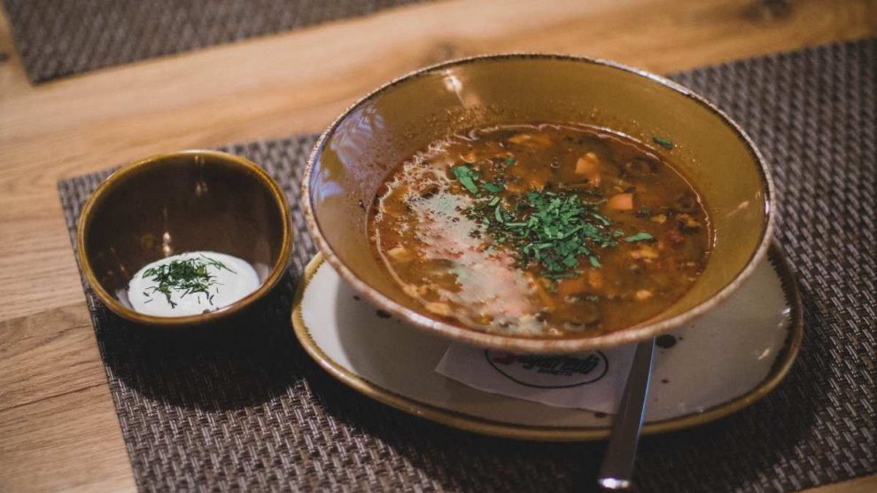 Receta de Sopa de jamón fresco con calabacín y berenjena encurtidos