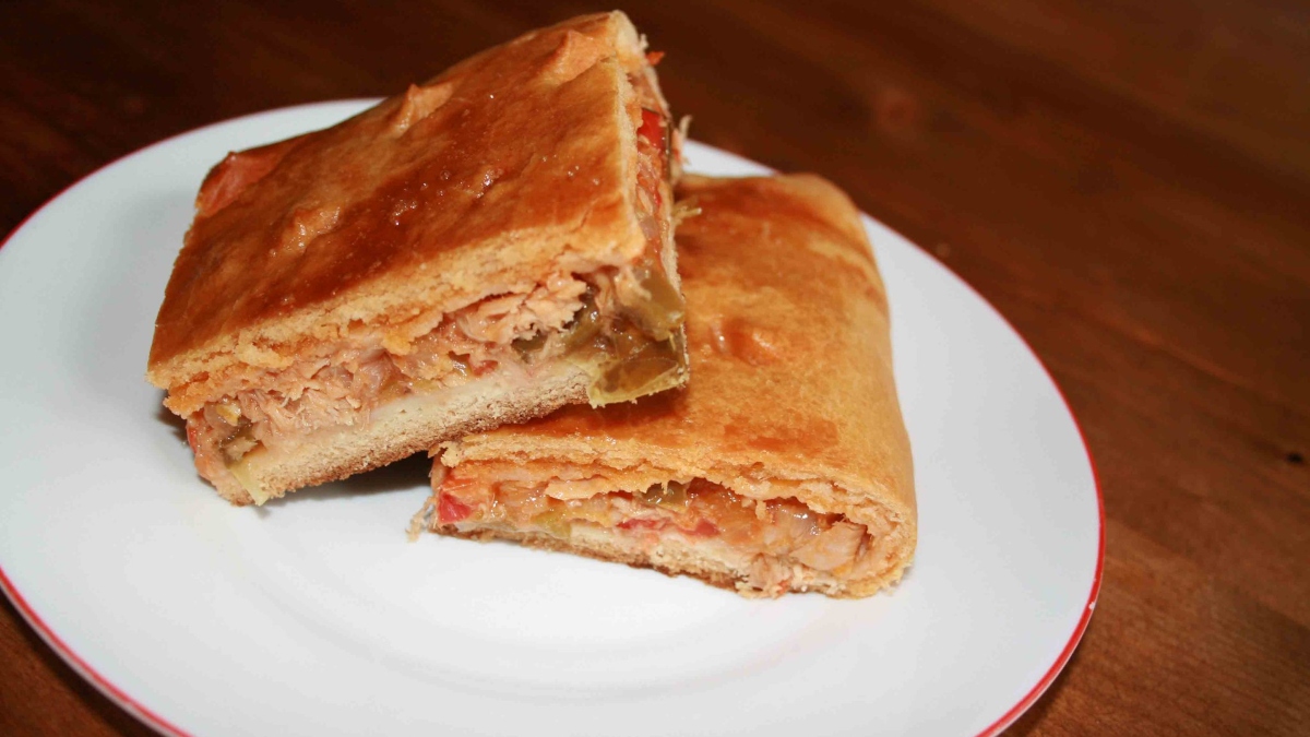 Receta de Empanada de raxo: lomo de cerdo, chorizo y jamón serrano