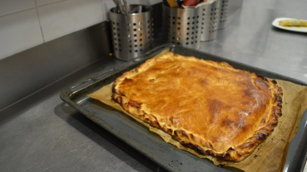 Empanada de raxo: lomo de cerdo, chorizo y jamón serrano