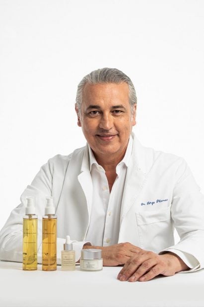 El doctor Jorge Planas con su nueva línea de productos cosméticos de lujo. 