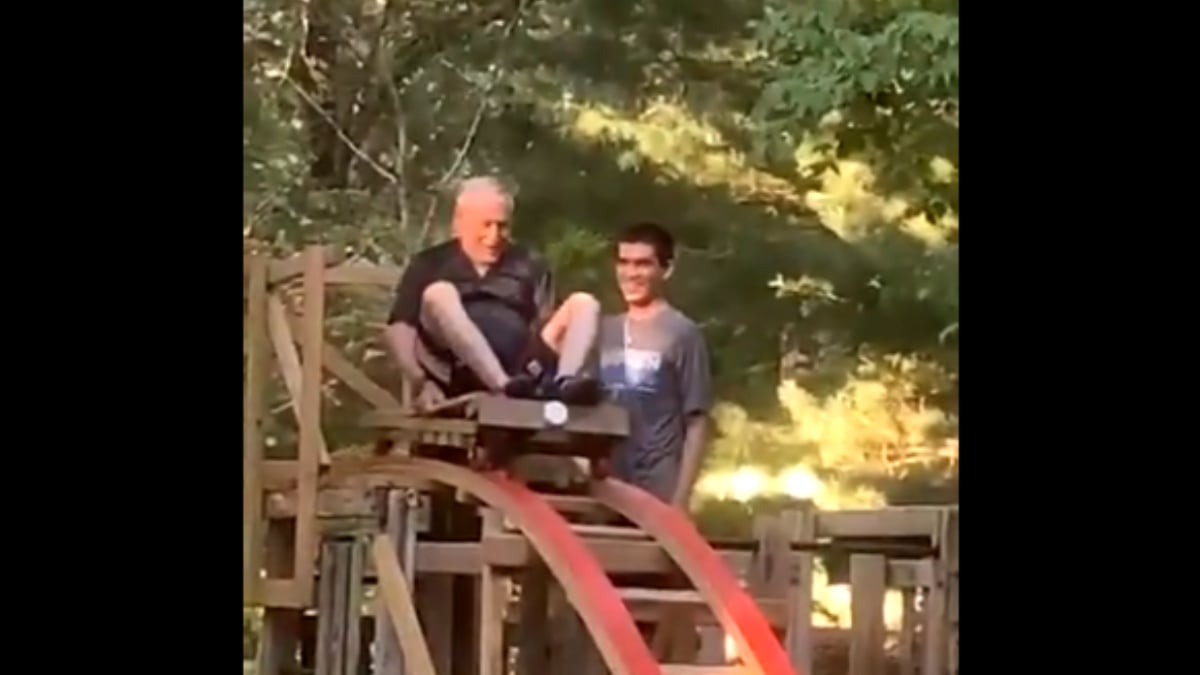 Twitter: Hace realidad el sueño de su abuelo construyendo una montaña rusa