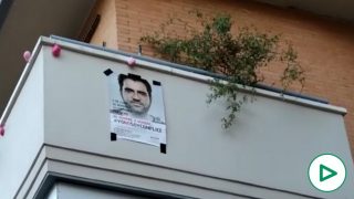 Carteles en los balcones del edificio donde trabajan las prostitutas.
