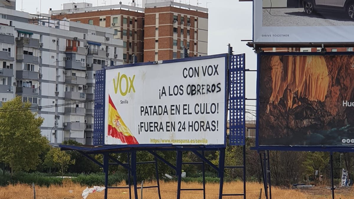 Boicot al cartel de Vox en Sevilla.