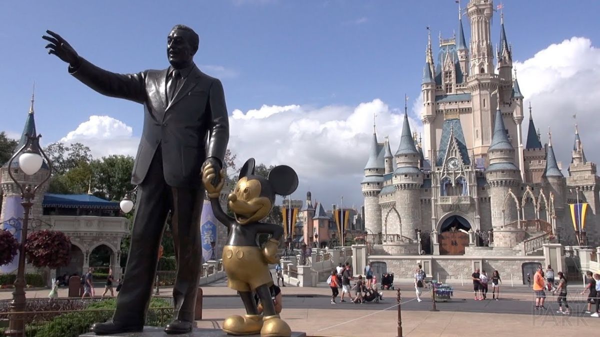 El 1 de octubre de 1971,  Walt Disney World Resort abre en Orlando Florida