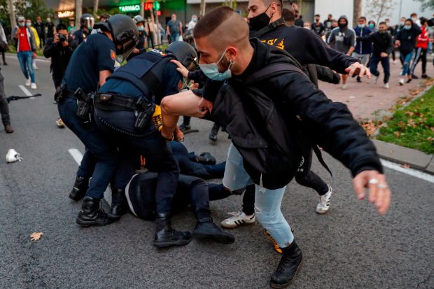 Las fotos de los manifestantes anti-Ayuso agrediendo y pateando a los policías