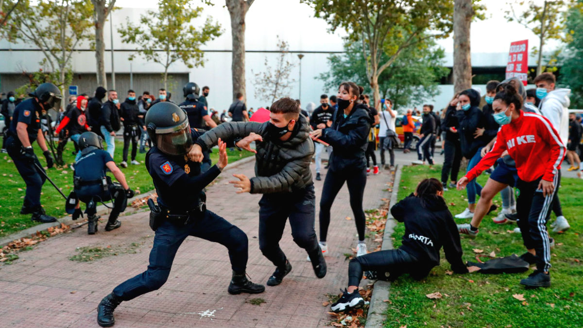 Radicales agrediendo a policías durante una manifestación en Madrid..