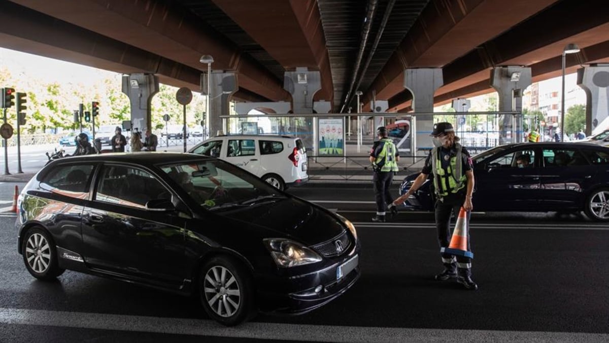 Control policial por el coronavirus en una de las zonas con restricción de movilidad de Madrid.