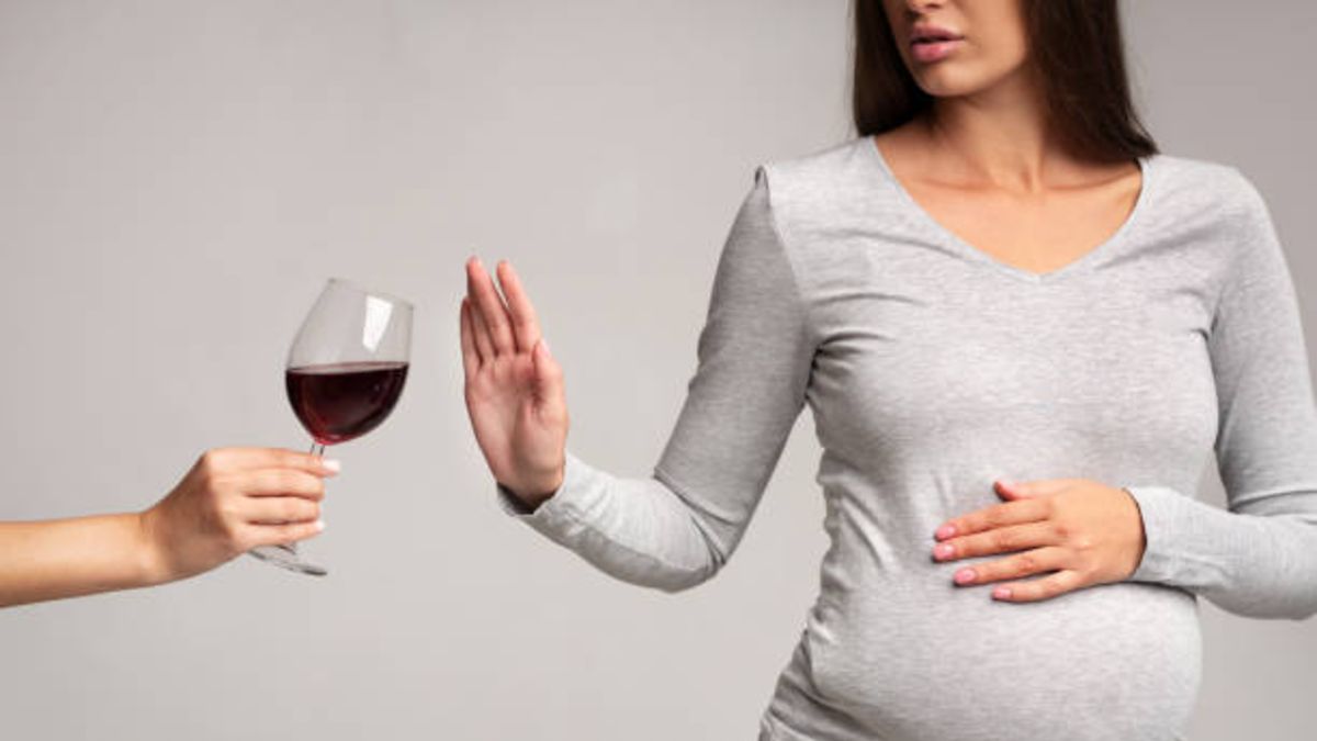 Consumir alcohol incluso en bajas cantidades durante el embarazo puede afectar al bebé a largo plazo