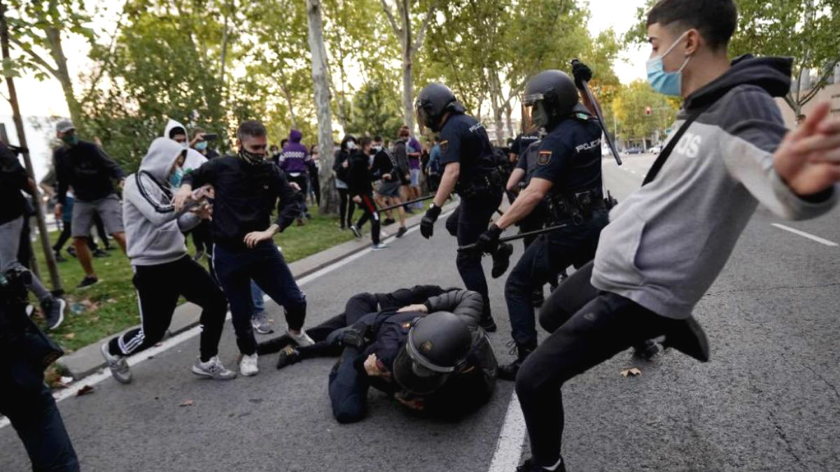 Radicales agrediendo a policías durante la manifestación. (Foto: EFE/Emilio Naranjo)